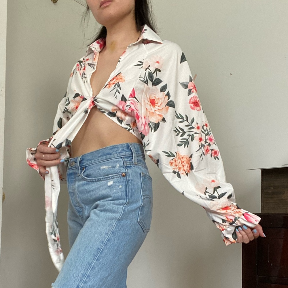 SOLD 🛑 Cropped Floral Wrap Top - Picture 3 of 11